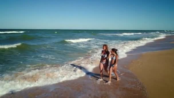 Mamma Och Dotter Går Genom Vågorna Längs Stranden — Stockvideo