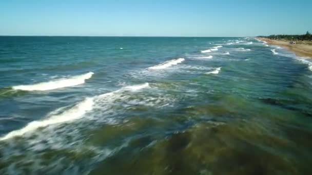 Corriente Del Mar Nada Contra Las Olas Hermoso Mar — Vídeo de stock