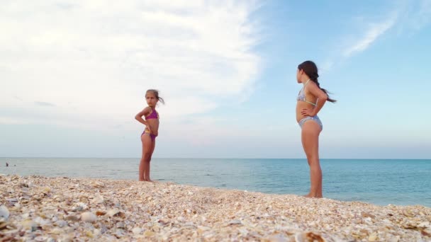 Gymnastes Sur Côte Mer — Video