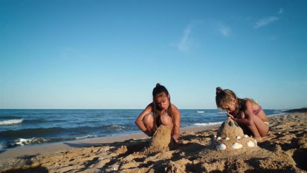 Kızlar Kumdan Kale Yapıyorlar — Stok video