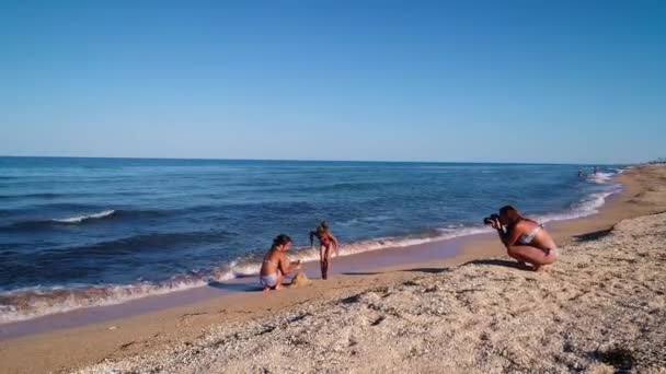 Mom Takes Pictures Her Daughters Background Azov Sea — Stock Video