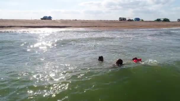 Mãe Filha Estão Divertindo Ondas Surf Mar Momentos Felizes Com — Vídeo de Stock