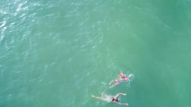 Mutter Und Tochter Amüsieren Sich Den Brandungswellen Auf Dem Meer — Stockvideo