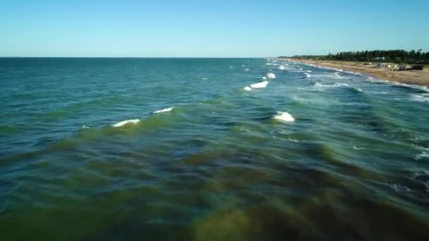 Vue aérienne vagues sur la plage de sable. vagues de la mer sur la belle plage vue aérienne drone 4k shot.