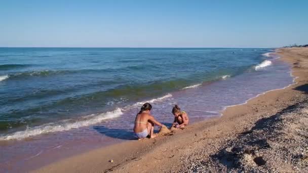 Κορίτσια Χτίζουν Ένα Κάστρο Στην Άμμο — Αρχείο Βίντεο