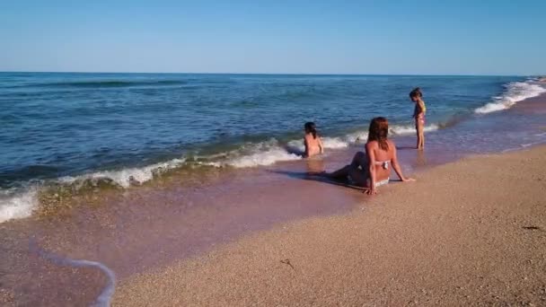 Mamma Och Hennes Döttrar Njuter Havsutsikten Medan Sitter Stranden Vågorna — Stockvideo