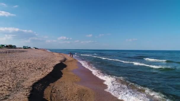 Flickor Spelar Stranden Ovanifrån Drar Kamera — Stockvideo