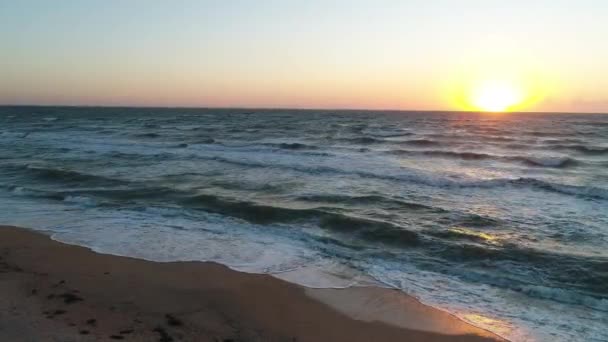 砂のビーチでの空中ビュー波 美しいビーチの空中ビューの波ドローン4Kショット — ストック動画