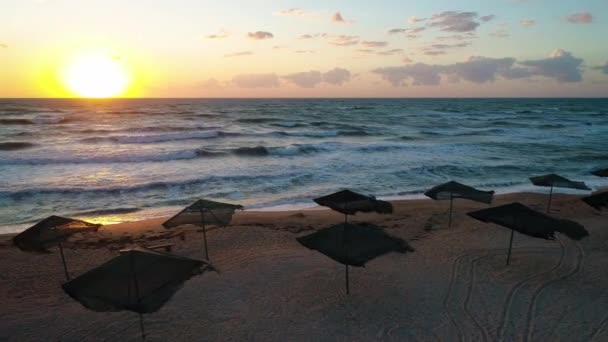 Flygfoto Vågor Sandstrand Havsvågor Den Vackra Stranden Antenn Utsikt Drönare — Stockvideo