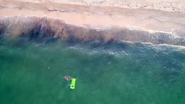 Mãe Filha Estão Divertindo Ondas Surf Mar Momentos Felizes Com — Vídeo de Stock