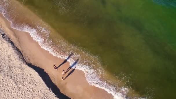 Maman et fille s'amusent dans les vagues de surf sur la mer. Des moments heureux avec les enfants.