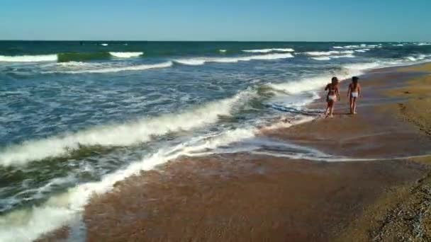 Mamá Hija Caminan Entre Las Olas Largo Orilla Del Mar — Vídeo de stock