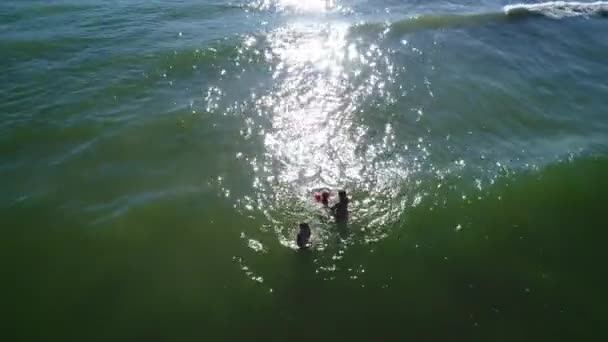 Μαμά Και Κόρη Διασκεδάζουν Κύματα Σερφ Στη Θάλασσα Χαρούμενες Στιγμές — Αρχείο Βίντεο