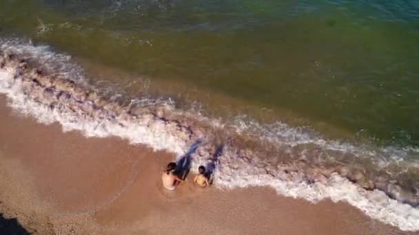 Las Chicas Están Construyendo Castillo Arena — Vídeo de stock