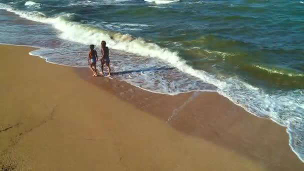 Mamá Hija Caminan Entre Las Olas Largo Orilla Del Mar — Vídeo de stock