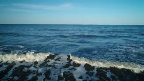 Le courant de la mer nage contre les vagues sur la belle mer 