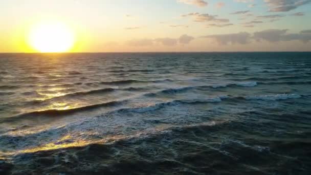 Fale Lotu Ptaka Plaży Piaskowej Fale Morskie Pięknej Plaży Widok — Wideo stockowe