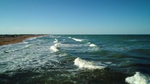 Vue aérienne vagues sur la plage de sable. vagues de la mer sur la belle plage vue aérienne drone 4k shot.