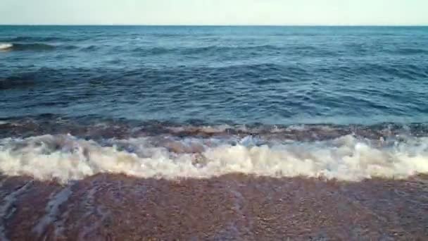 Ρεύμα Της Θάλασσας Κολυμπά Ενάντια Στα Κύματα Στην Όμορφη Θάλασσα — Αρχείο Βίντεο