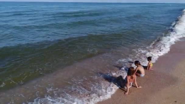 Mamma Och Dotter Har Kul Surfvågor Havet Lyckliga Stunder Med — Stockvideo