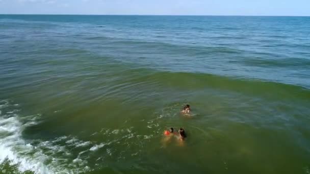 Mama Córka Bawią Się Falach Surfingowych Morzu Szczęśliwe Chwile Dziećmi — Wideo stockowe