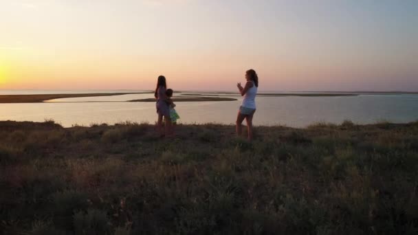 Mamá Toma Fotos Sus Hijas Fondo Del Lago Sivash — Vídeo de stock