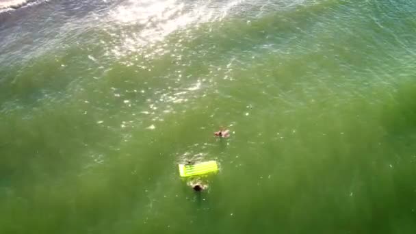 Mãe Filha Estão Divertindo Ondas Surf Mar Momentos Felizes Com — Vídeo de Stock