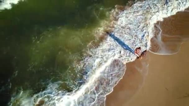 Anne Kızı Deniz Kıyısında Dalgaların Arasında Yürüyor — Stok video