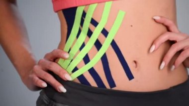 Kız göbeğinde Kinesio bandı