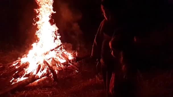 Silueta Niño Delante Hoguera Oscuridad Movimiento Lento — Vídeos de Stock