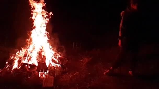 Kindersilhouette Vor Dem Lagerfeuer Dunkeln Zeitlupe — Stockvideo