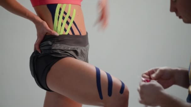 女孩膝盖上的Kinesio带子 — 图库视频影像