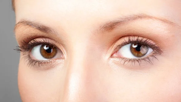 Primer plano del ojo femenino natural — Foto de Stock