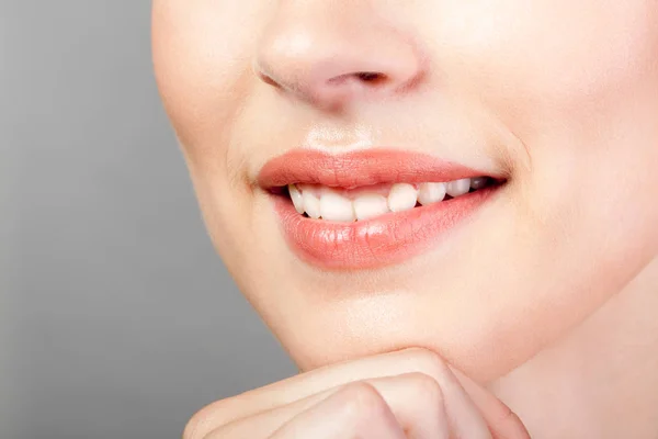 Perfekte natürliche lächelte Lippen Make-up Nahaufnahme — Stockfoto
