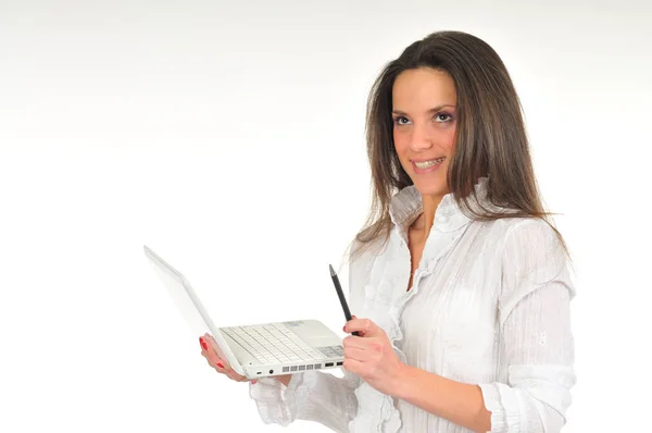 Kız elinde beyaz dizüstü bilgisayar tutuyor. — Stok fotoğraf