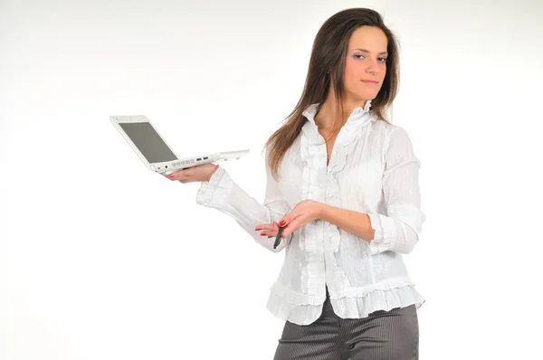 Mädchen hält weißen Laptop in den Händen — Stockfoto