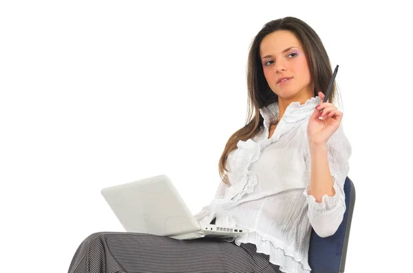 Mujer sentada en silla con portátil en regazo — Foto de Stock