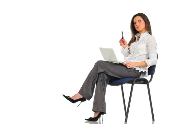 Kobieta siedząca na krześle z laptopem na kolanach — Zdjęcie stockowe