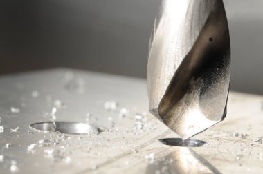 Sondaj işlemine ve metal parçalarına yakın çekim