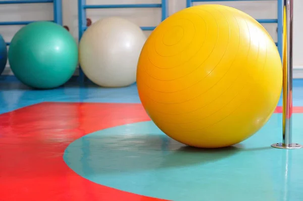 Balles de fitness de différentes couleurs — Photo