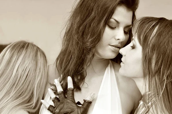 Foto in bianco e nero due ragazze abbracciare volti — Foto Stock