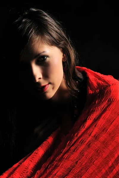 Retrato de mujer con bufanda roja en los hombros — Foto de Stock
