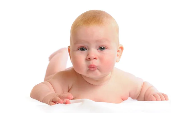 Retrato de close-up de um menino bonito curioso — Fotografia de Stock