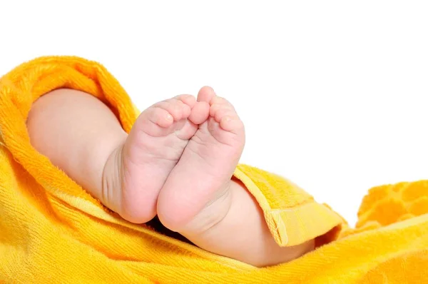 Vier Monate alte Babybeine im Handtuch — Stockfoto