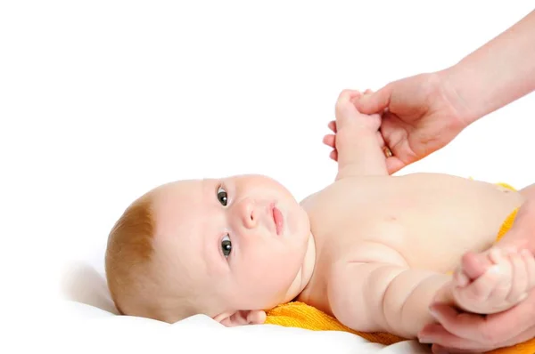 Hand massage för en två månader gammal baby — Stockfoto