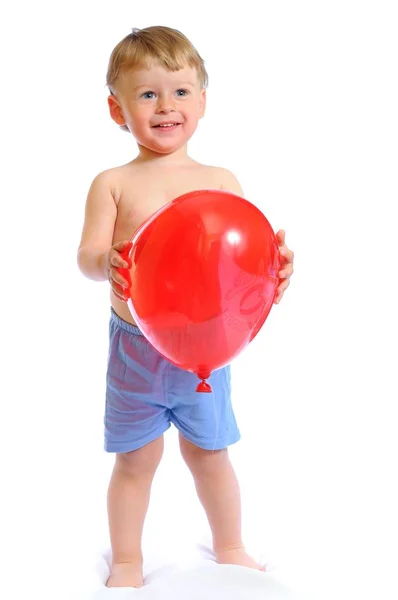 Очаровательный мальчик держит воздушный шар в руках — стоковое фото