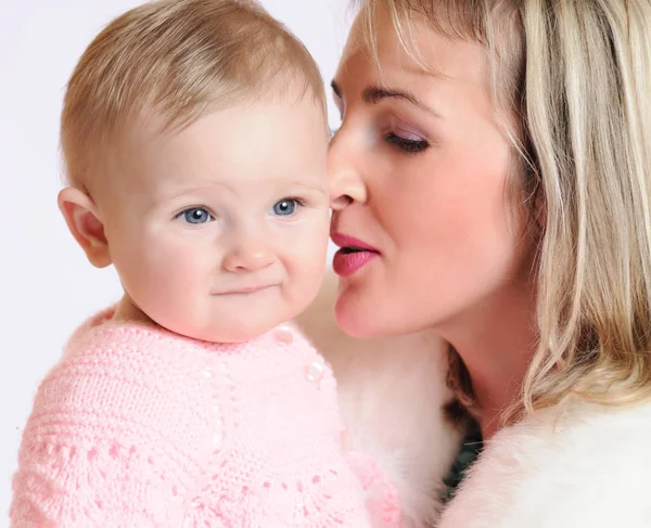 Nahaufnahme einer Frau, die sich an ein Kind schmiegt — Stockfoto