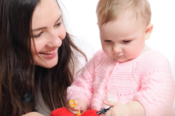 Femme avec bébé posant, regardant la caméra — Photo