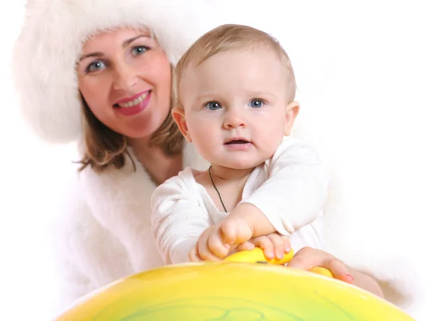 Frau mit Baby posiert und blickt in die Kamera — Stockfoto