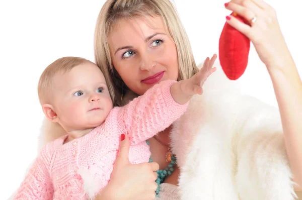 Nahaufnahme einer Frau mit Kind beim Betrachten von Spielzeug — Stockfoto